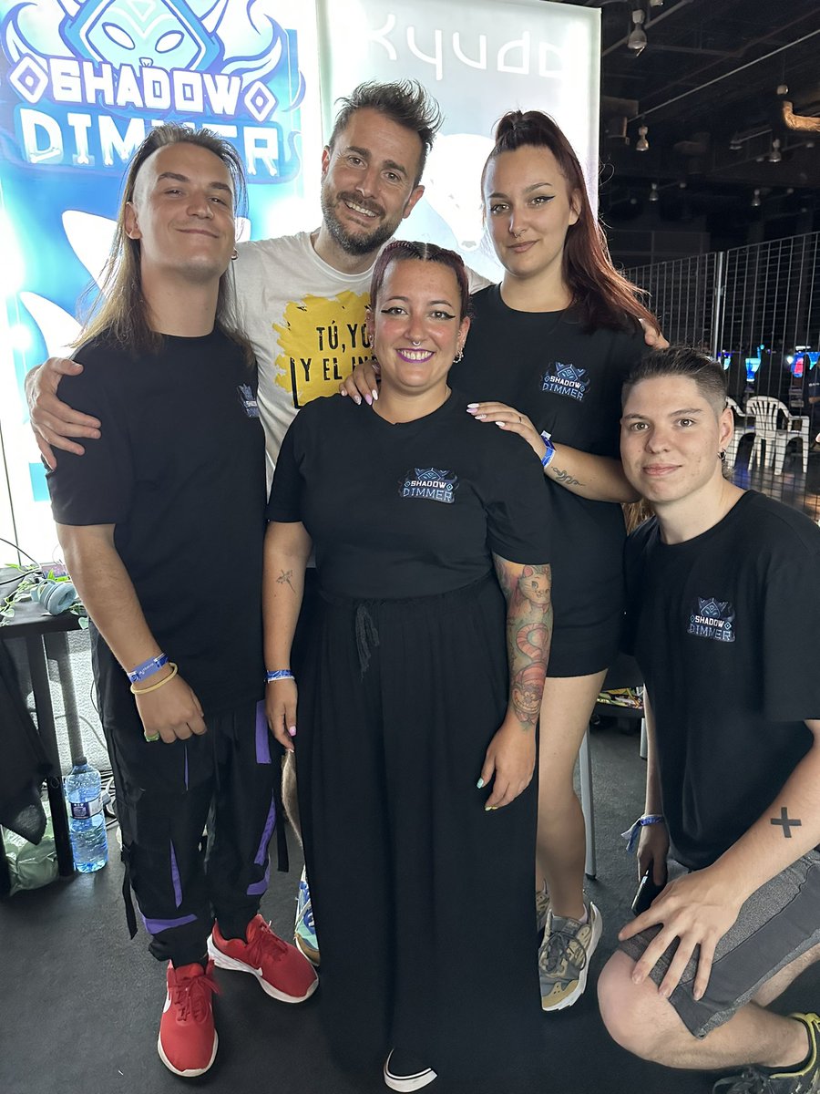 StolenKelp's tweet photo. @djpanchi1 y @ahemj23, SOIS UNOS MÁQUINAS🤟🏽
A todos los estudios que habéis formado parte de la ZONA INDIE🎮, os echaremos muchísimo de menos😭
¡¡Esperamos volver a veros muy pronto!!
#dreamhackspain #dreamhackvalencia #DHVLC23 #indiedhvlc23 #indiegamedev https://t.co/TljY6p012K