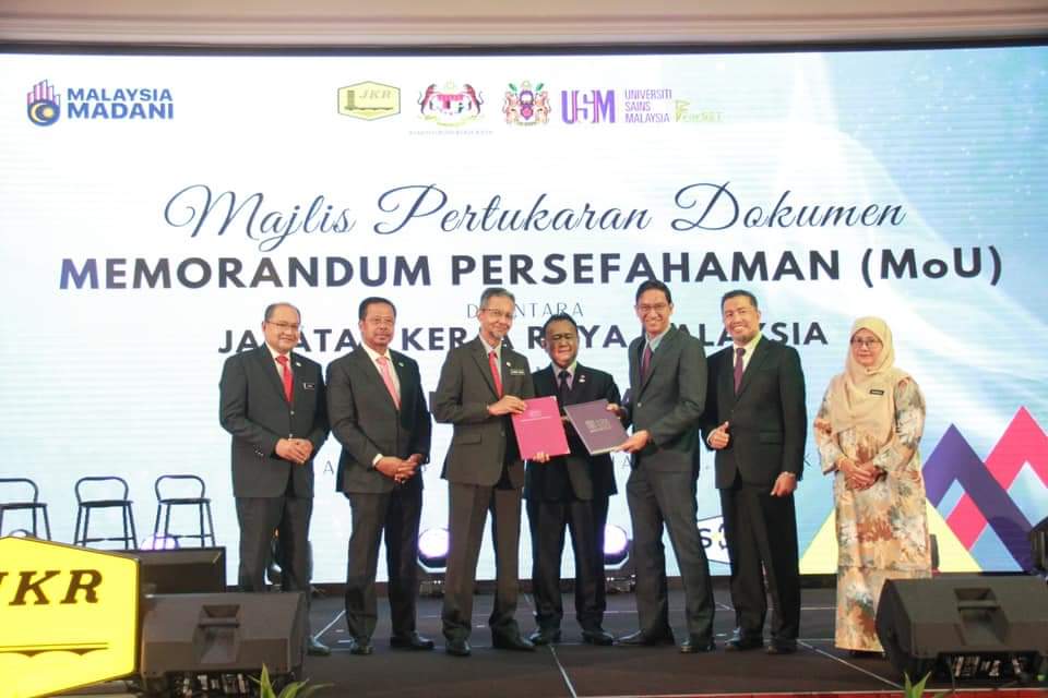 Majlis pertukaran MOU antara JKR dan USM dalam bidang Forensik Struktur yang diadakan semasa Persidangan Pegawai Kanan JKR 2023 (SOC 2023) di Hotel Hatten, Melaka pd 11.7.23. Pertukaran dokumen MOU melalui KPKR dan NC USM.

<a href="/IPJKR_Official/">JKR Malaysia Rasmi</a> 
<a href="/noreha_nordin/">Noreha Binti Nordin</a>
<a href="/ronow7682/">Bernard Toides</a>