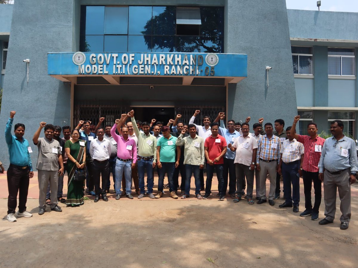 दू हजार ग्रेड पे नाय चलतौ,
नाय चलतौ,नाय चलतौ।
आना-कानी नाय चलतौ,
नाय चलतौ, नाय चलतौ।
फेंका फेंकी नाय चलतौ,
नाय चलतौ, नाय चलतौ।
जनसेवक के साथ अन्याय,
नाय चलतौ, नाय चलतौ
#JusticeForVLW
#Restore_VLW_Grade_Pay
<a href="/JharkhandCMO/">Office of Chief Minister, Jharkhand</a> 
<a href="/HemantSorenJMM/">Hemant Soren</a>
<a href="/jharotef/">NMOPS / JHAROTEF</a>
<a href="/vlwjharkhand/">झारखण्ड राज्य जनसेवक संघ</a> 
<a href="/Badal_Patralekh/">BADAL</a>