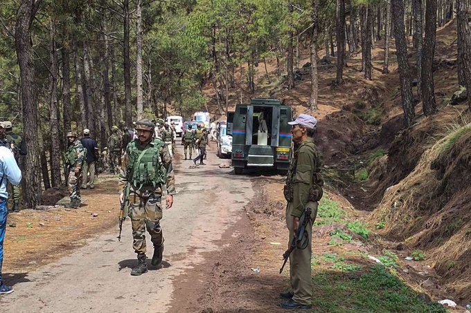 ZoyaAliKh's tweet photo. Infiltration bid foiled in #Rajouri

In a joint operation, #IndianArmy along with @RAJOURIPOLICE neutralized One terr0rists near LoC, in #Nowshera sector of the Rajouri district J&amp;K

#bharatnirman #ProgressingJK #NashaMuktJK #VeeronKiBhoomi #BadltaJK #Agniveer #agnipathscheme https://t.co/63fJEV9sdW