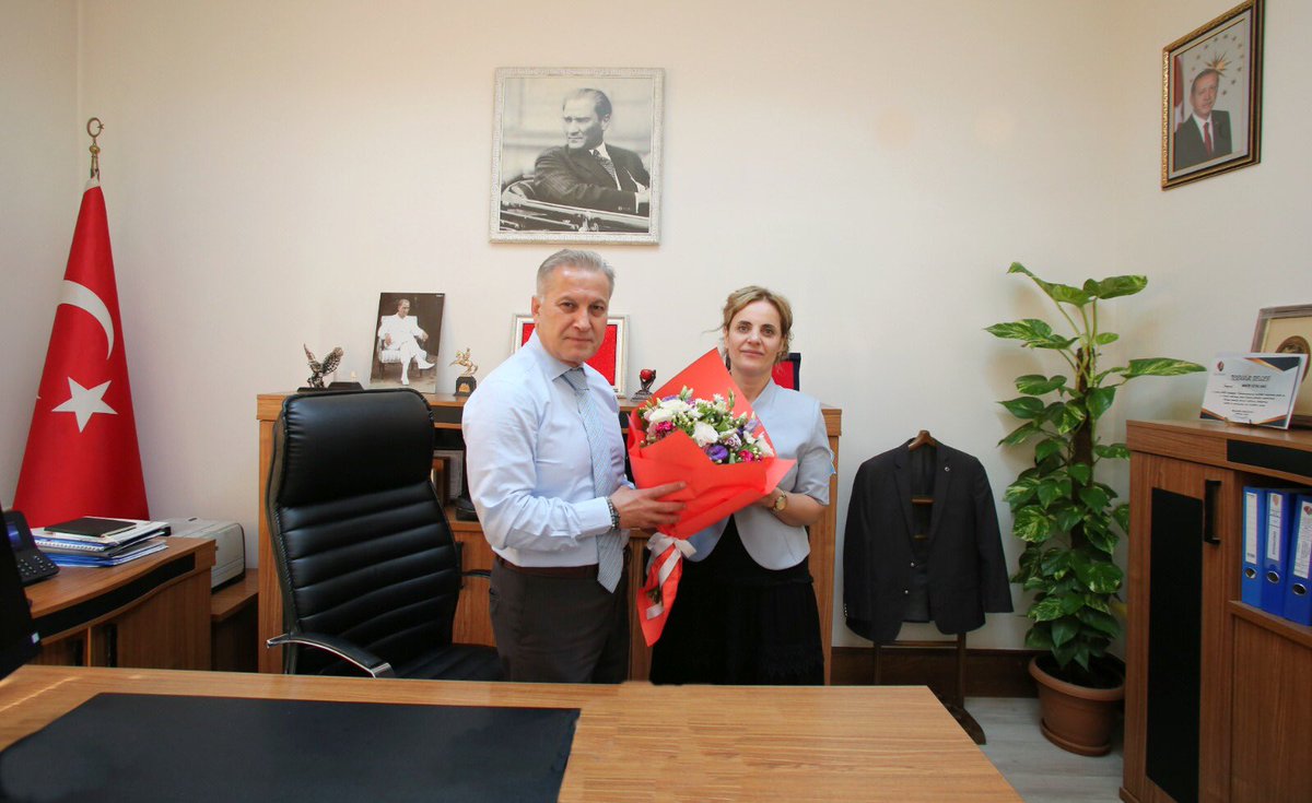 Vali Vekilimiz Bekir Sıtkı DAĞ, '11 Temmuz Dünya Nüfus Günü' münasebetiyle İl Nüfus ve Vatandaşlık Müdürü Zehra ŞAHİNLER, Merkez İlçe Nüfus Müdürü Hamit AKKAYA ile beraberindeki müdürlük personelini kabul ederek, çalışmalarında başarılar diledi.