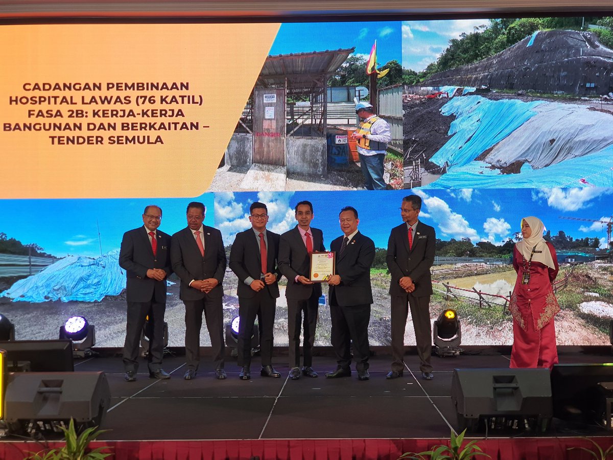 Sesi penyampaian sijil Anugerah Kontraktor Cemerlang kepada kontraktor yang berjaya memenangi tempat ke-2 dan Johan Kategori Pembinaan Hijau di Persidangan Pegawai Kanan (SOC) JKR Malaysia Tahun 2023.