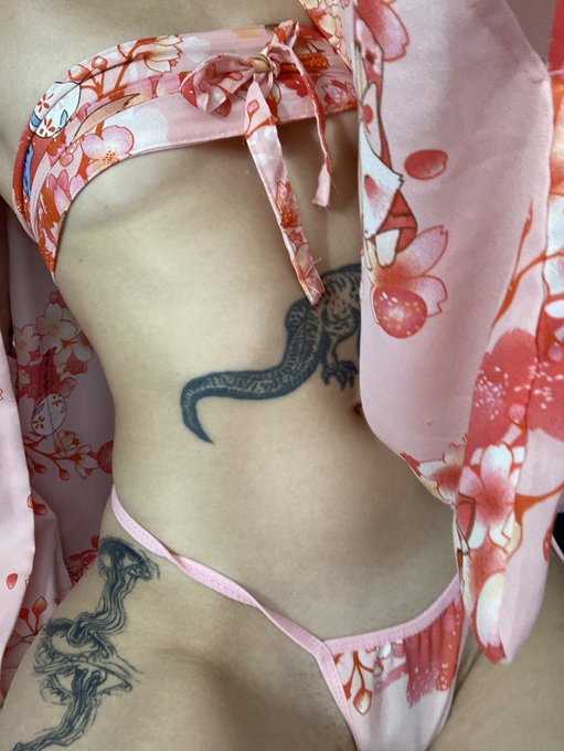 Вчера еще из фоток, вот эта прям милая-милая вышла!! Вот сидела вчера вся такая красивая на стриме ,<a href="/tag/%D0%BD%D1%8E%D0%B4%D0%B5%D1%81%D0%BE%D1%87%D0%B5%D1%82%D0%B2%D0%B5%D1%80%D0%B3"class="tags"><span>#нюдесочетверг</span></a><a href="/tag/boosty"class="tags"><span>#boosty</span></a>