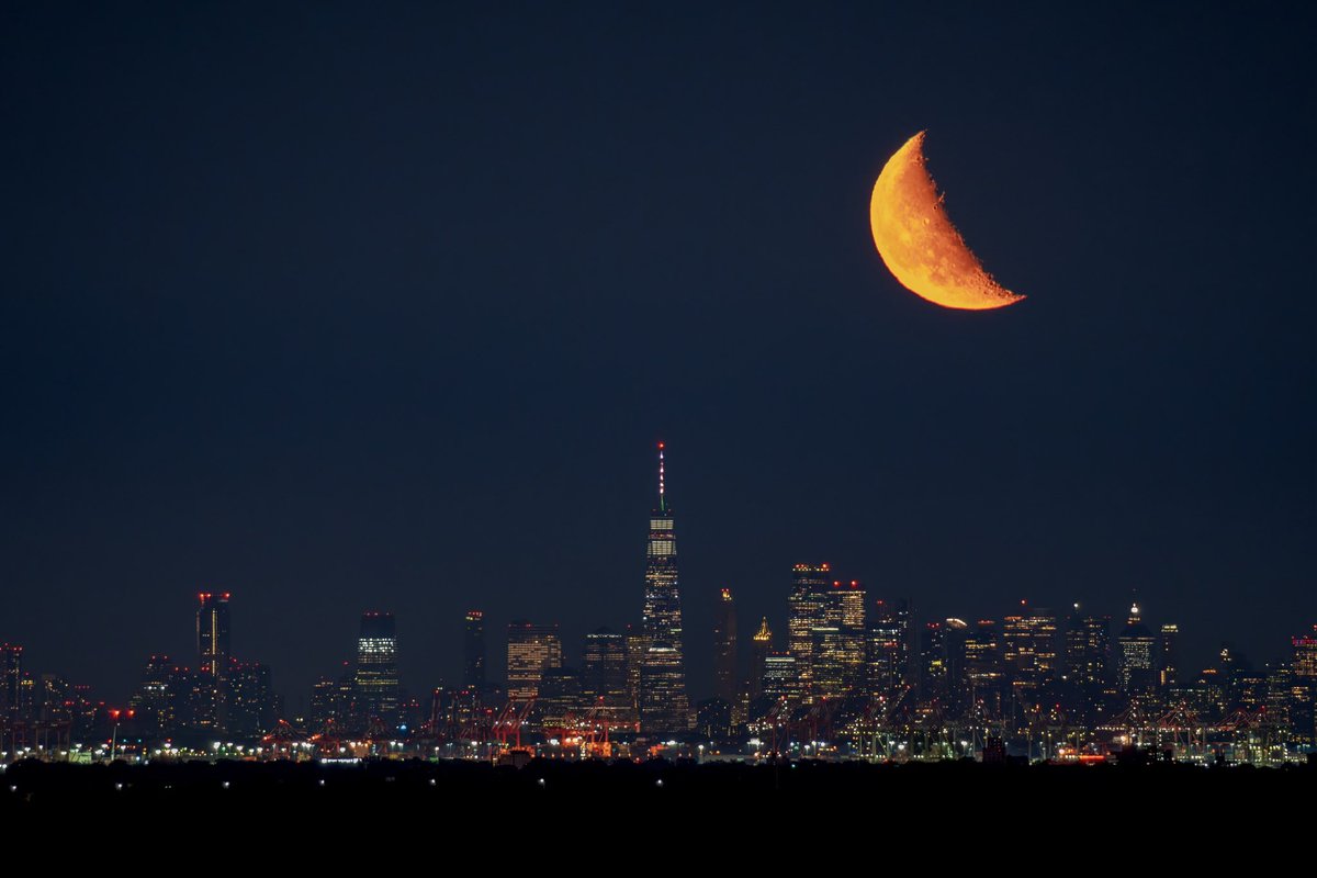 DanTVusa's tweet image. Whilst most sensible people were in bed sleeping...
I was out capturing the 37.9% Waning Crescent Moon rising behind @_WTCOfficial at 1am
Shot from over 25 miles away in NJ.
#moonChaser #wtc #lensCompression