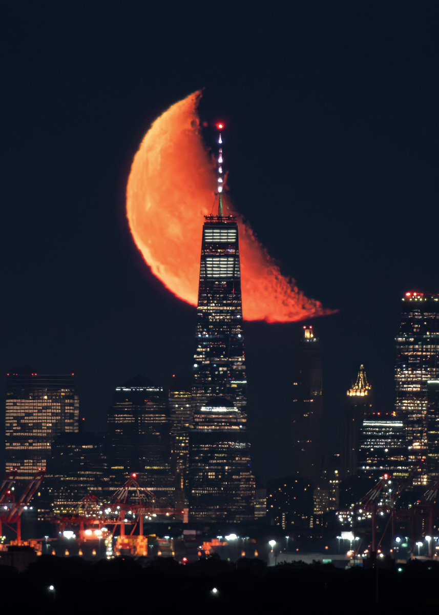 DanTVusa's tweet image. Whilst most sensible people were in bed sleeping...
I was out capturing the 37.9% Waning Crescent Moon rising behind @_WTCOfficial at 1am
Shot from over 25 miles away in NJ.
#moonChaser #wtc #lensCompression