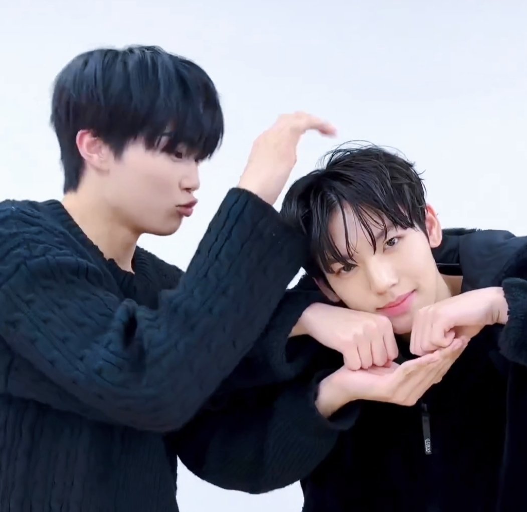 alldaygun's tweet photo. 건욱이는 아기유진이가 옆에있으면 걍 주댕이가 마중나오는거임???????? https://t.co/jCP4OBZ7ts