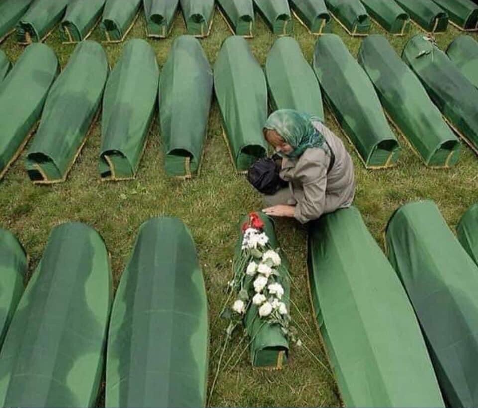 IYImazkrc69's tweet photo. Soykırımın 28. yıl dönümünde, şehit düşen Boşnak kardeşlerimizi rahmetle anıyoruz. 

Unutmadık! Unutmayacağız!

İnsanlık tarihinin kara lekesi 

#SrebrenitsaSoykırımı https://t.co/W8N5vrF7Jd