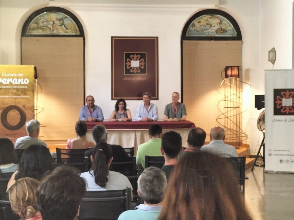 curve_uclm's tweet photo. Se están celebrando dos nuevos Cursos de Verano.
"De la viña a la copa: ciencia, técnica y arte en el vino" (10-12 jun Almagro)
"Especialización en el desarrollo de Power Skills." (10-11 jun Cuenca)

INFO: https://t.co/mXFmnXaMN6

@uclm_es https://t.co/O8SJuC3Uat