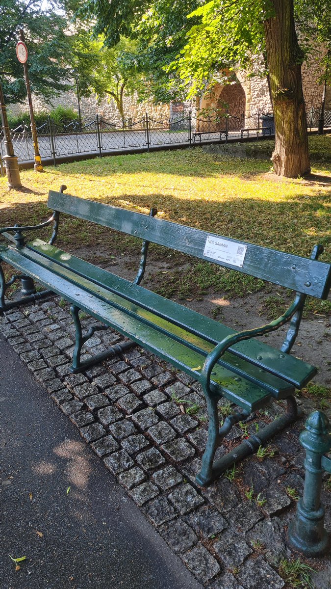sharkieronny's tweet photo. Killing the time this morning in Kraków before my appointment at uni... Literally the first thing I saw nearing the Old Town gate was this bench of Neil Gaiman (it's a part of "Discover Literary Kraków!" project)
#GoodOmens #Sandman #AnansiBoys #neilhimself https://t.co/LPdljiObmY