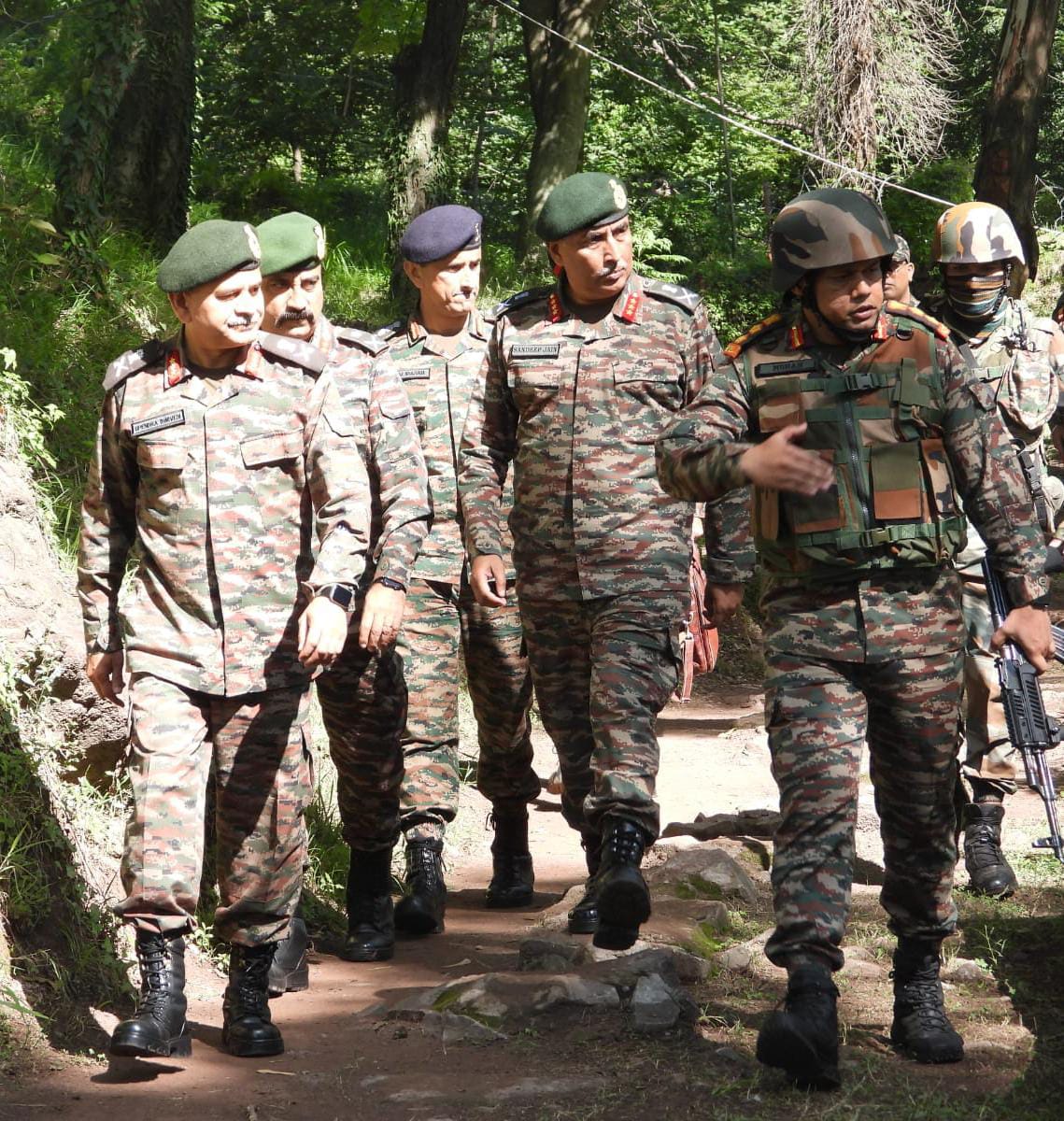 ZoyaAliKh's tweet photo. #LtGenUpendraDwivedi, #ArmyCdrNC visited Forward Battalion in #Rajouri Sector to review the security &amp; operational preparedness.

He interacted with troops, felicitated and complemented them for their vigilance &amp; high level of professionalism.

#bharatnirman #ProgressingJK https://t.co/XLIy6nfSr3