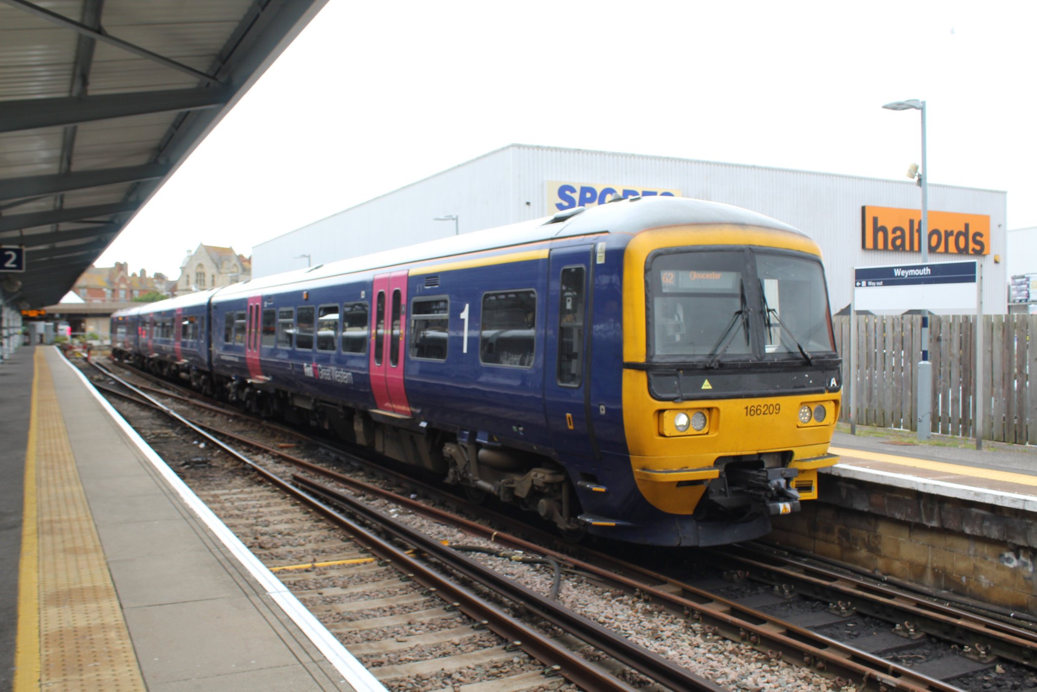 303032_trains2 on Twitter "First Great Western liveried 166209 is seen