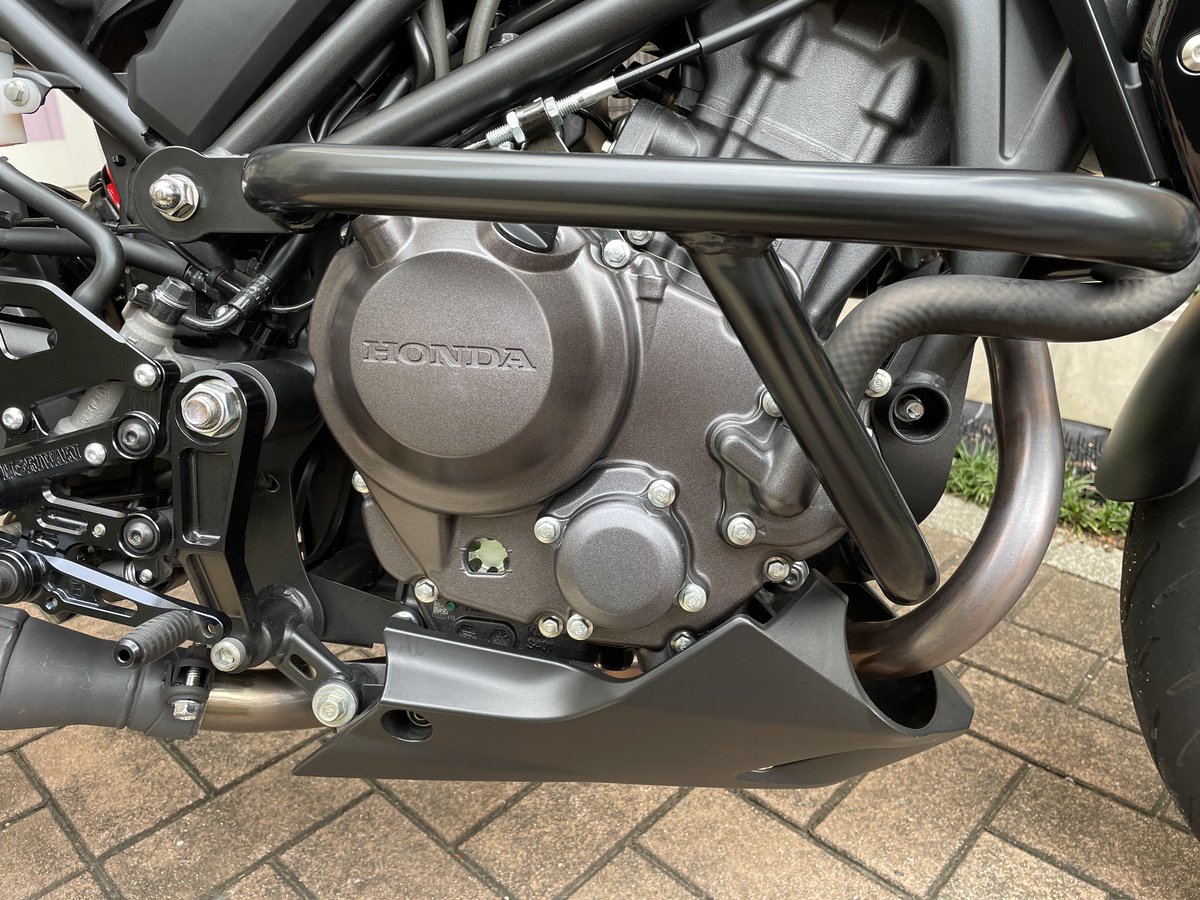 takemaruburari's tweet photo. CB250Rリコールで交換したクランクケースカバーが
色違いだった件。本日再度交換。
ブロンズからブラックへ。

#CB250R
#クランクケースカバーリコール https://t.co/B4Z5jFAP29