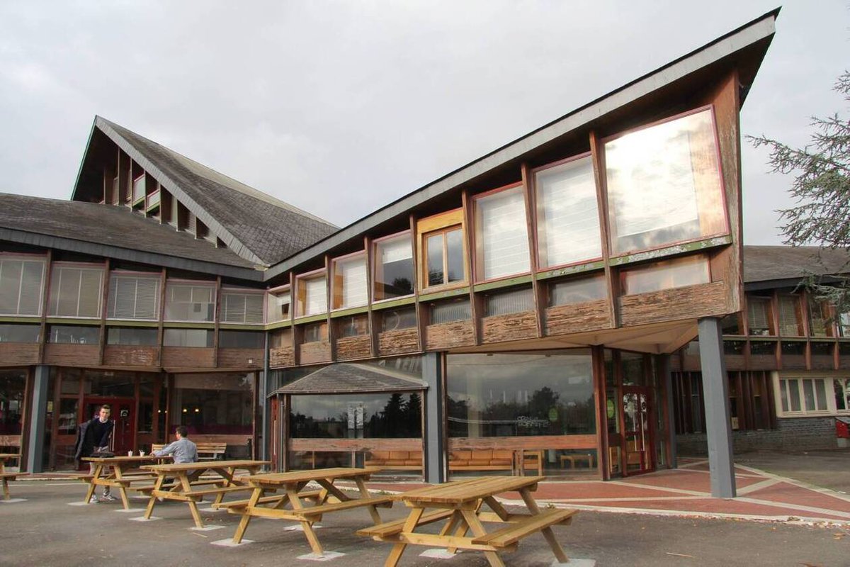 LaurentRiera's tweet photo. Le restaurant universitaire l'Étoile, à Rennes, va fermer pour 2 ans. Conçu en 1963 par Georges Maillols sur le campus Beaulieu, il va bénéficier d'une extension/rénovation menée par @anthracitearchi. D'ici 2025, 10.000 repas y seront produits chaque jour pour 3.000 étudiants https://t.co/NfNnr5ivSF
