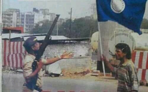 PratikRamteke26's tweet photo. तुझ्या हाती बंदूक...
तर माझ्या हाती निळा झेंडा..!.
तुझी गोळी एकाला....
तर माझा एक विचार लाखाला...
हेच दान मिळालं माझ्या भिमा कडुन मला.
११ जुलै १९९७ च्या पोलिसांनी केलेल्या गोळीबारात शहीद झालेल्या भीमसैनिकांना विनम्र अभिवादन.
#रमाबाईनगर_हत्याकांड #अजून_देखील_न्यायाच्या_प्रतीक्षेत https://t.co/SLVMaFFu0u
