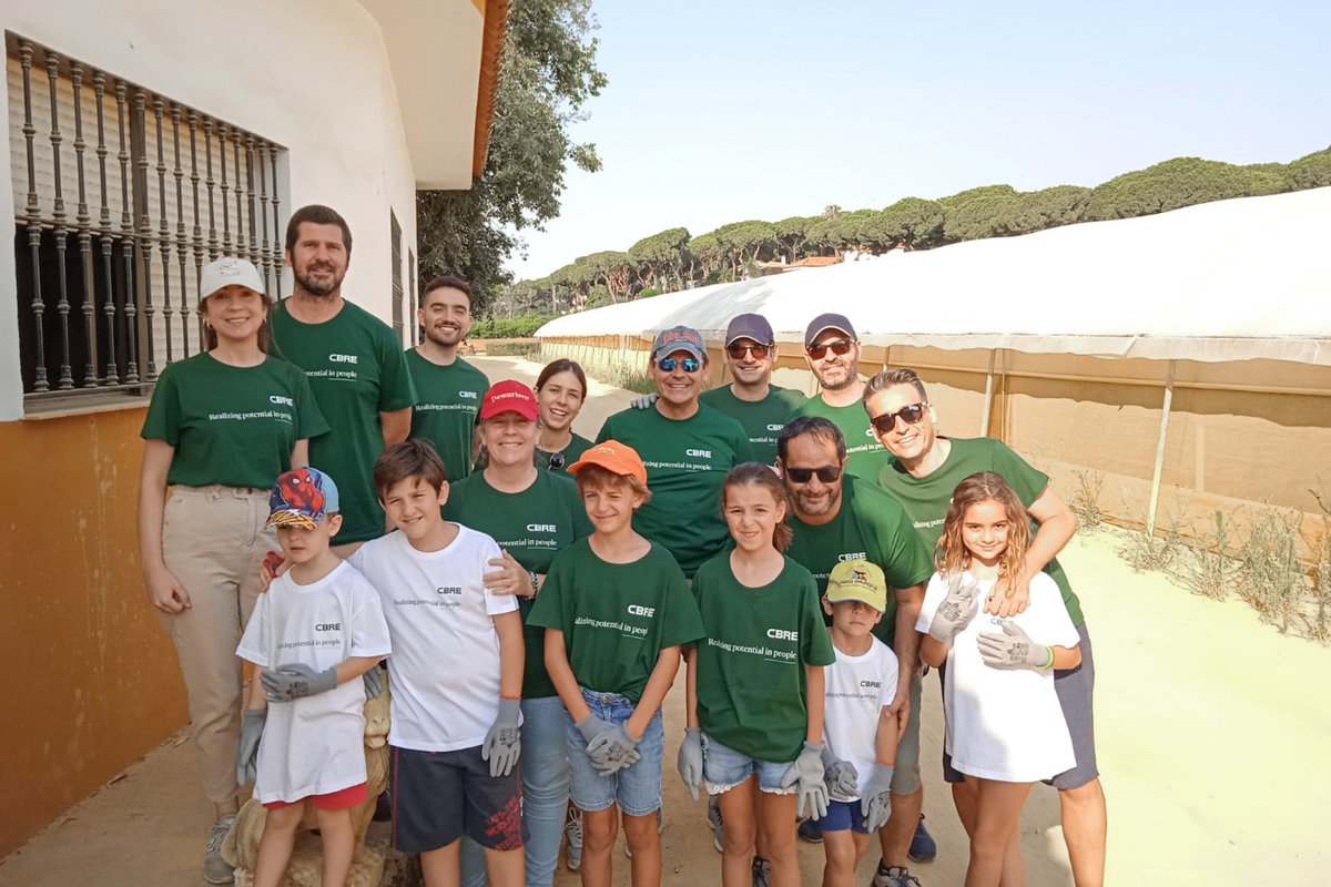 CBRE_es's tweet photo. El pasado viernes 30 de junio celebramos el "Día Solidario de CBRE", una actividad en familia que consistió en acciones como:
♻️ Limpieza de residuos
🌳 Adecuación de un espacio verde del municipio
🐦 Taller de madera
¡Muchas gracias a todos los participantes!
#TalentoCBRE https://t.co/sWvmtcTRsl