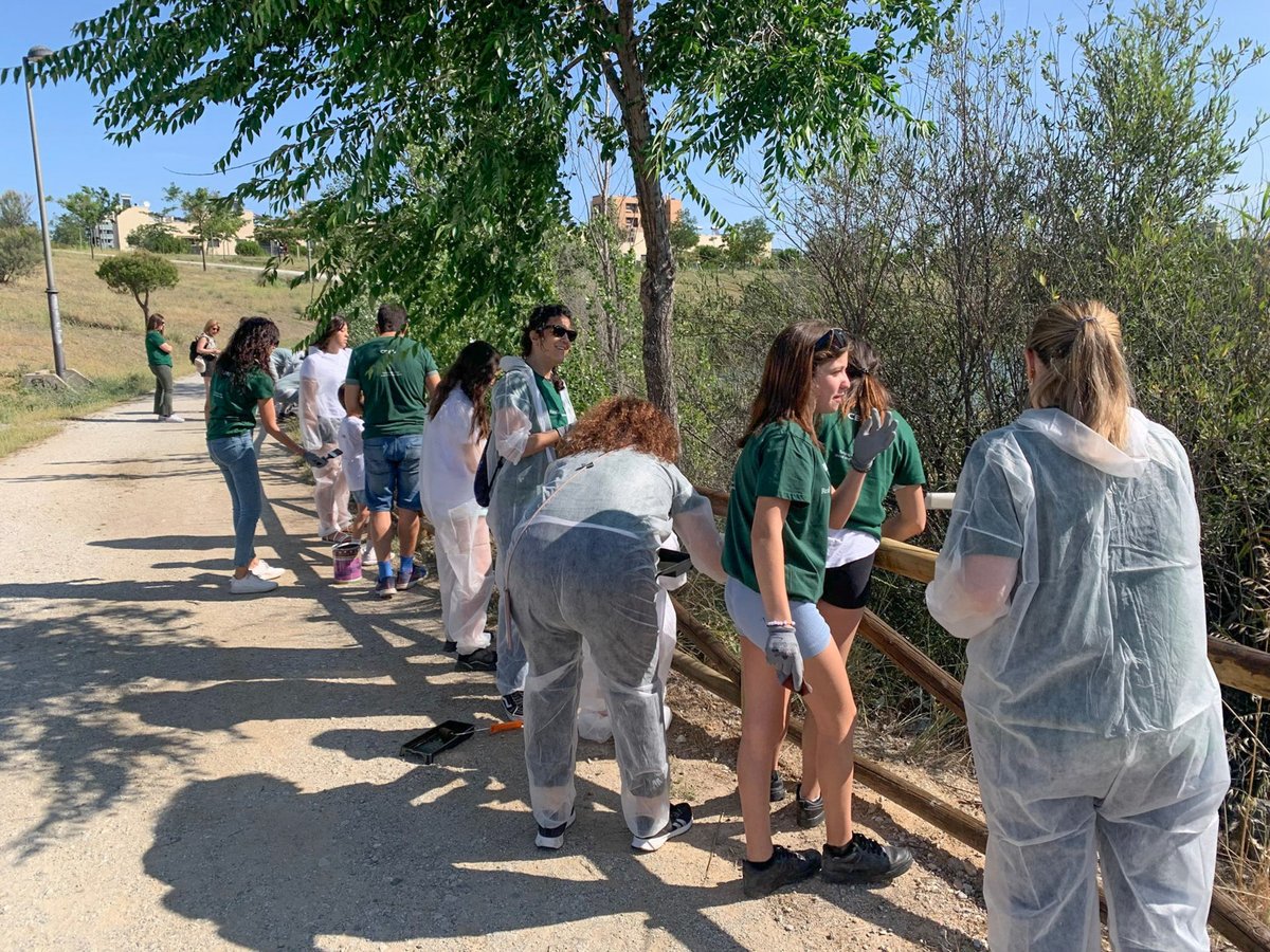CBRE_es's tweet photo. El pasado viernes 30 de junio celebramos el "Día Solidario de CBRE", una actividad en familia que consistió en acciones como:
♻️ Limpieza de residuos
🌳 Adecuación de un espacio verde del municipio
🐦 Taller de madera
¡Muchas gracias a todos los participantes!
#TalentoCBRE https://t.co/sWvmtcTRsl