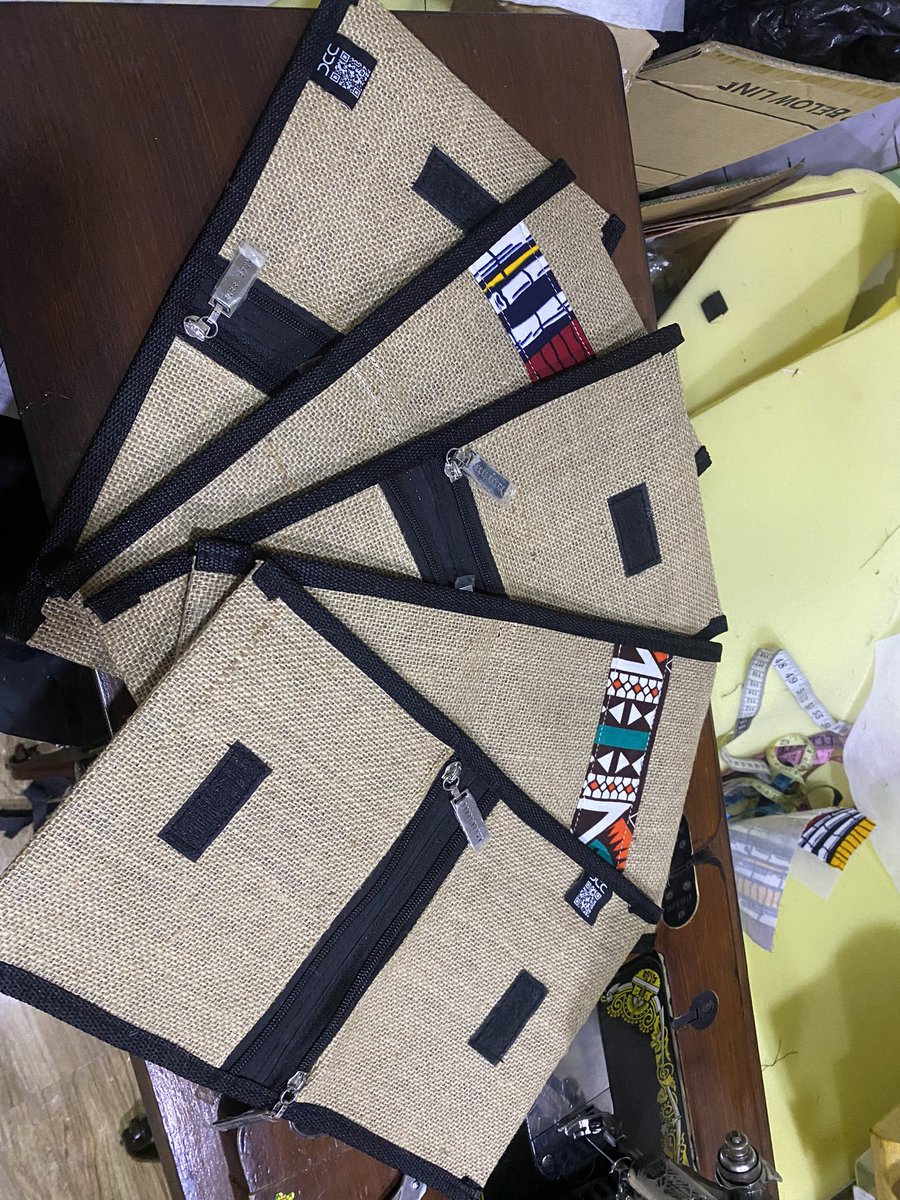 Beautiful and Affordable 2-in-1 Raffia Purses 

Designed with fabrics of your choice ❤️ 

Take this purse everywhere with you! 

Perfect gift for a friend, mother, bridesmaids, party souvenir, and so much more!

Price: N3,500 only 
..
..
..
#dunsincrafts #ankarabags #ankarapurse