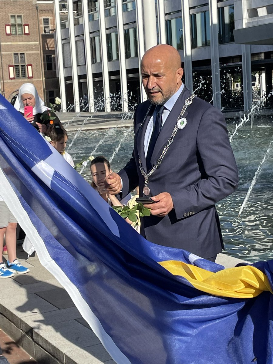 GeijnMaurits's tweet photo. Vlak voor mijn werkkamer hangt de Bosnische vlag halfstok. Vandaag herdenken we de 8.372 slachtoffers van de genocide in Srebrenica. Vele van hen zijn nog niet teruggevonden. Het was indrukkend daar samen met de Bosnische gemeenschap in Arnhem en omgeving, bij stil te staan. https://t.co/Deh1Ccw3wg