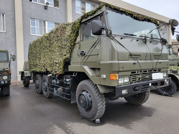 Jgsdf_nea_9d's tweet photo. 【演習クイズ！】
おはようございます！
この車両の前面につけている黒いゴムはなんでしょうか！
コメント欄に解答お願いします！
ヒント：これから演習へ行きます！
#陸上自衛隊 #第９師団　#自衛隊 https://t.co/tVhl8oog4J