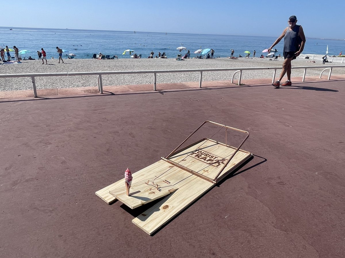 newsfromtoolate's tweet photo. Pour réduire le tourisme de masse sur la Côte d’Azur, j’ai installé des tapettes à touristes. J’espère pouvoir faire disparaître un maximum de nuisibles d’ici la fin de l’été. #streetart #nice https://t.co/UTR495M4Bz