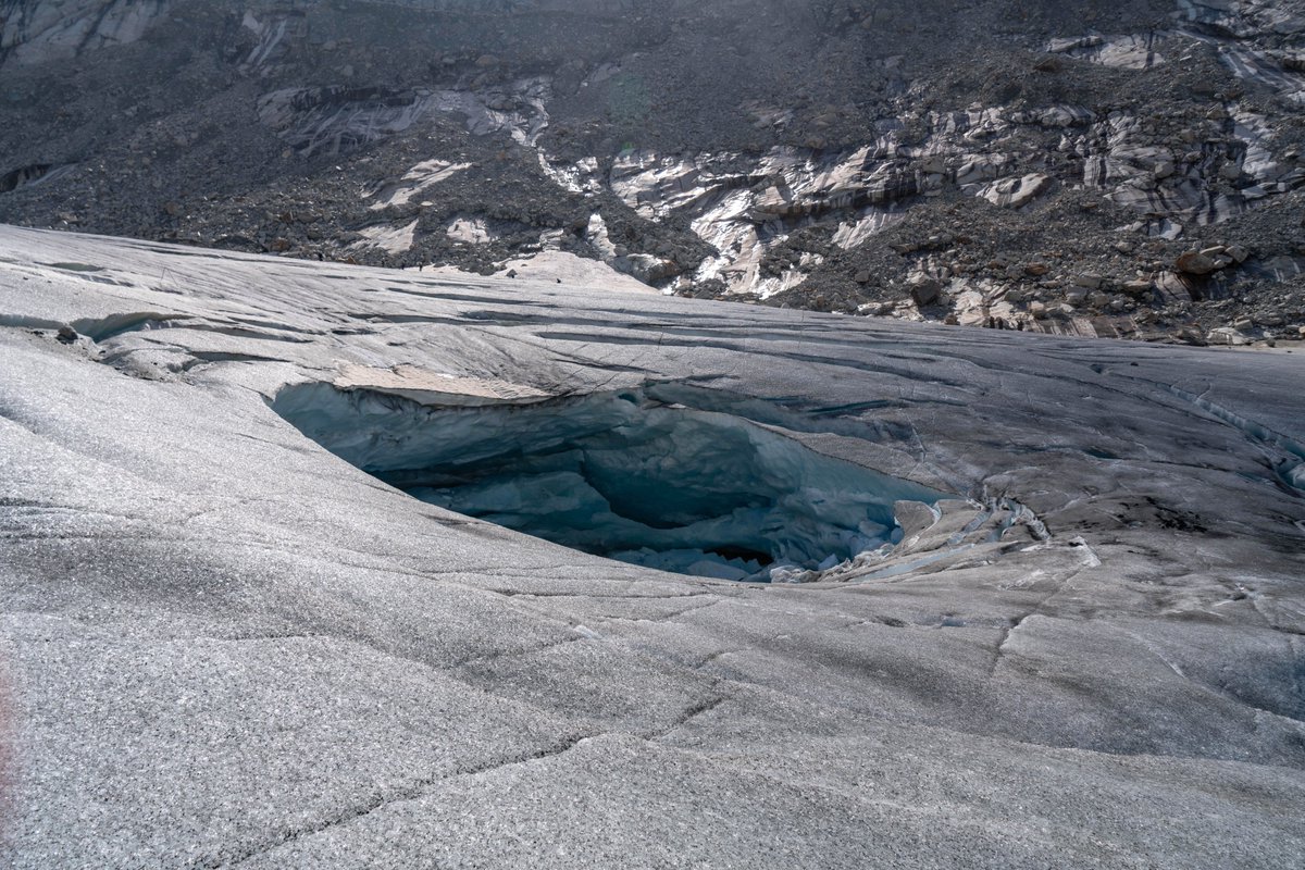 VAW_glaciology's tweet photo. Follow-up measurements of #Rhone #Glacier's collapse feature revealed the convergence of 2 subglacial rivers, that potentially contributed to the #ice #cavity's formation. Additionally, our observations indicate water temperatures around 0.1 degrees Celsius. https://t.co/yICHKyW3sg