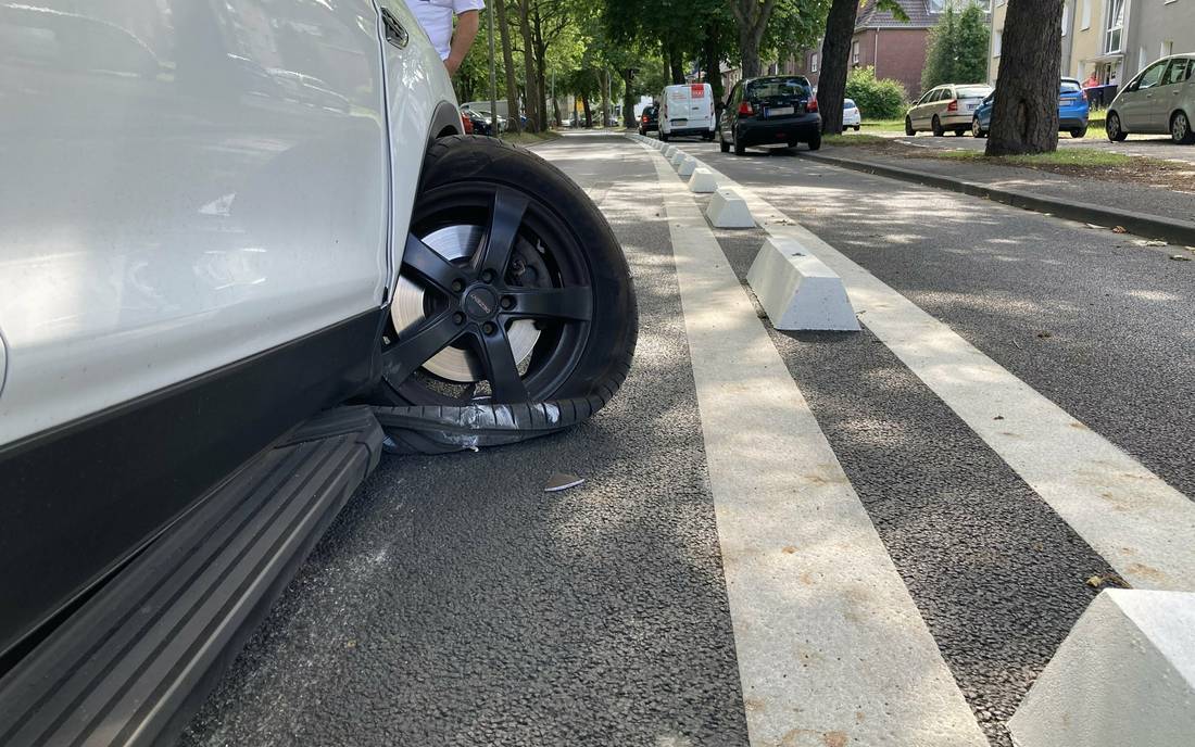 hamatro's tweet photo. @NeuImNeuland Warum parken da überhaupt Autos auf der PBL..? https://t.co/b627Iyn5wE