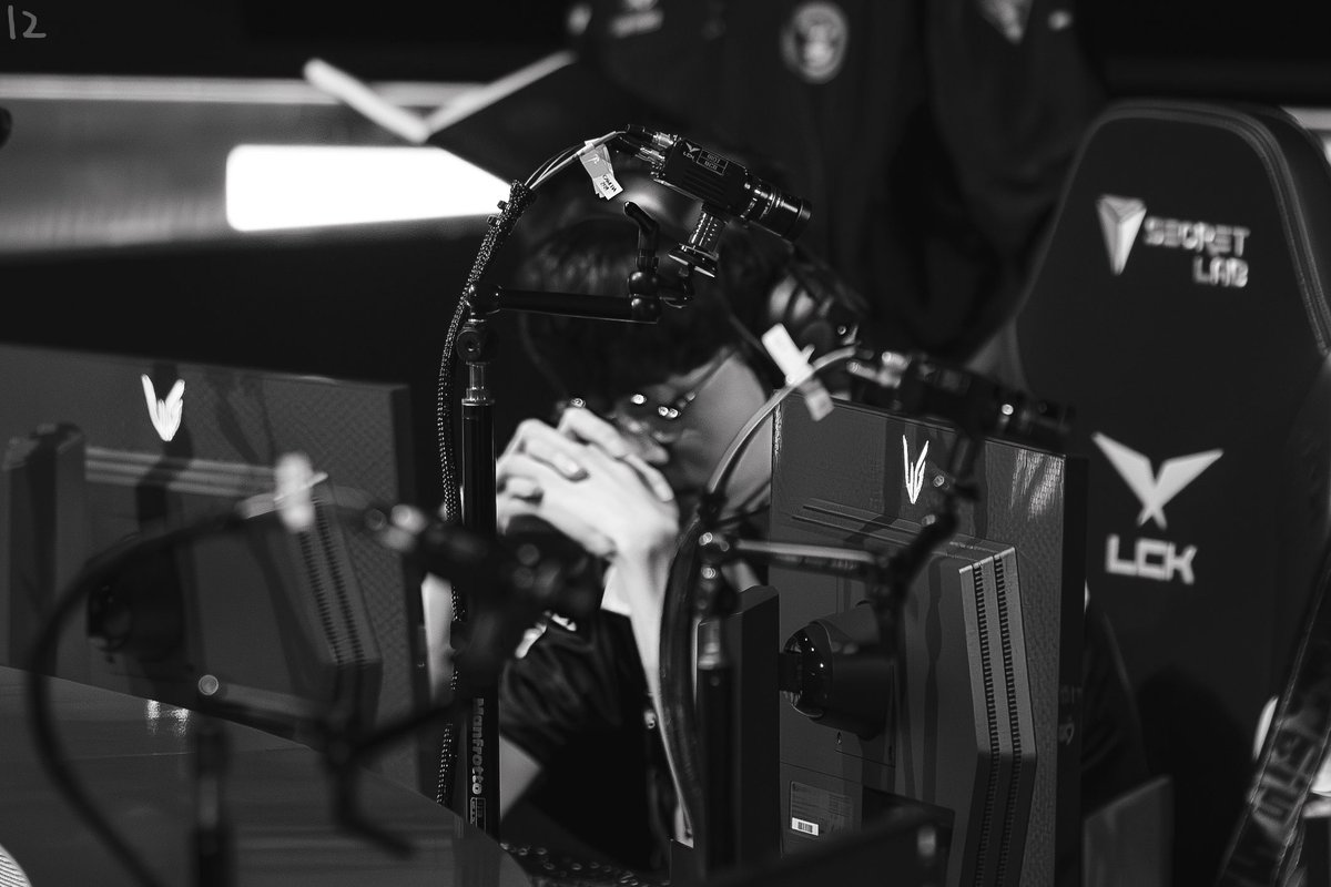 Twelv3__'s tweet photo. #Teddy 
두 손 모은 널 보며 내가 더 간절해지던 순간 https://t.co/gB9AANQ8wc
