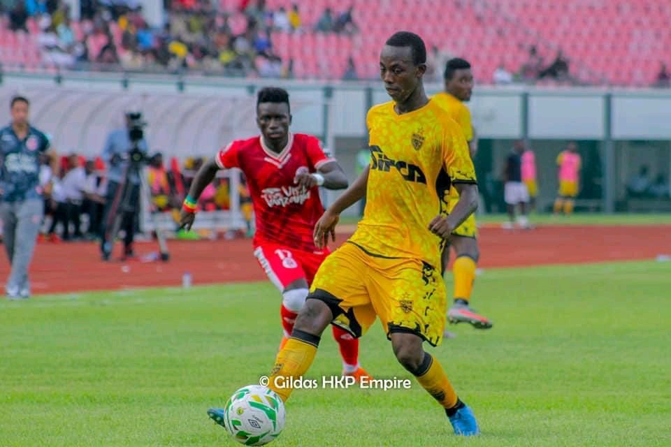 EricNdagije250's tweet photo. 🚨🚨

 Mohamed Zougrana🇨🇮, has already arrived in Algeria to undergo tests to join the MC Alger 🇩🇿.

 The 21-year-old Zougrana is the recommendation of coach Patrice Beaumelle🇨🇵, who trained him in the Ivory Coast🇨🇮 national team in 2020-22. https://t.co/bPTzhlTTSf