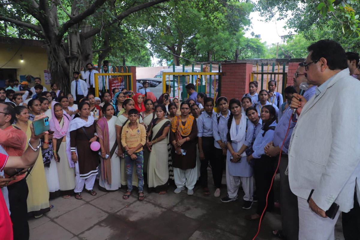 विश्व जनसंख्या सप्ताह के प्रथम दिन आज मुख्य चिकित्सा अधिकारी आगरा एवं राष्ट्रीय स्वास्थ्य मिशन के संयुक्त तत्वाधान में एक जागरूकता रैली का आयोजन किया गया इस रैली को माननीय प्रोफेसर एसपी सिंह बघेल जी ने हरी झंडी दिखाकर ना सिर्फ रवाना किया बल्कि स्वयं भी पूरी रैली के साथ पैदल चले।