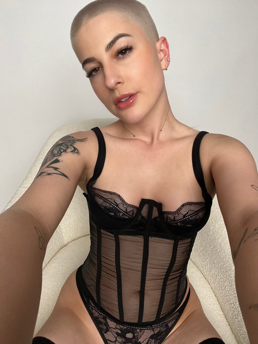 I&rsquo;m having a live show on Friday @ 7:30pm PST and you don&rsquo;t want to miss it ❤️&zwj;🔥 https://t.co/kZ3gqy