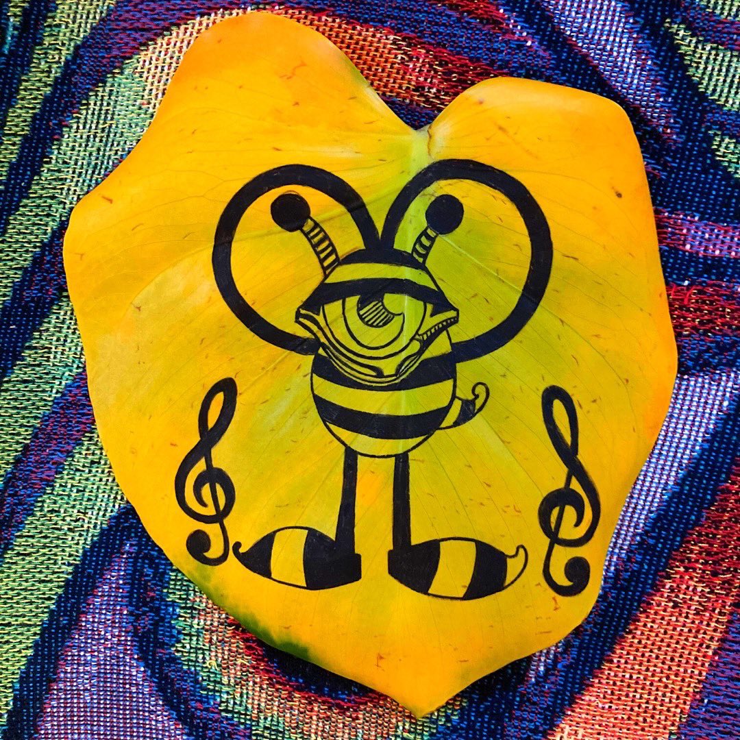 6464Rising's tweet photo. Old cheese plant leaves new canvas, wee Buzzy Bee has found his pride of place. Next stop: preserve and frame. Here's to the creative surprises that keep the process fun 🤩🐝❤️
#OldCheesePlant #NewCanvas #WeeBuzzyBee #CreativeSurprises #FunProcess https://t.co/VGLGIulwVv