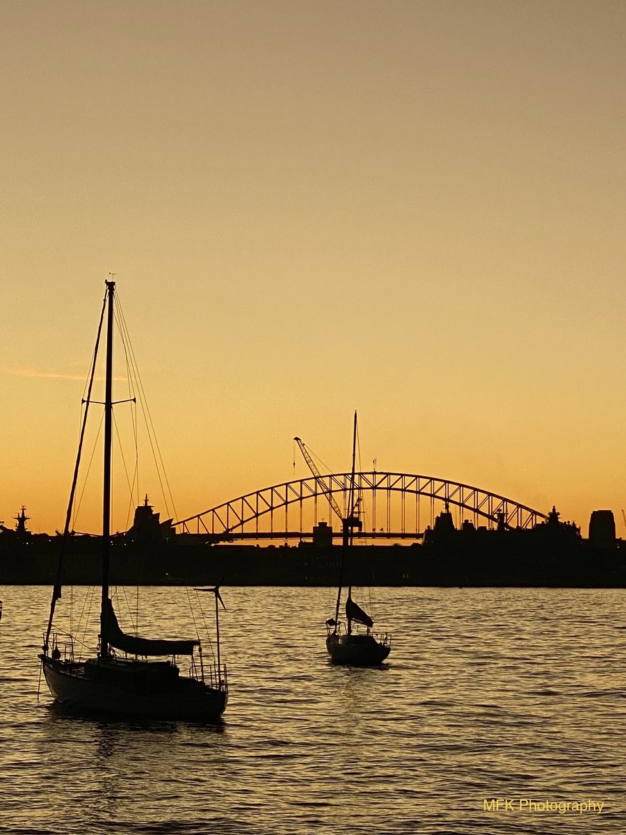 MFKPhotography1's tweet photo. Just now… 🌅
#weather #winter #sundown #goldenhour #sydneyharbour #sydneyharbourbridge #darlingpoint #sydney #mfkphotography https://t.co/drIBzSEb21