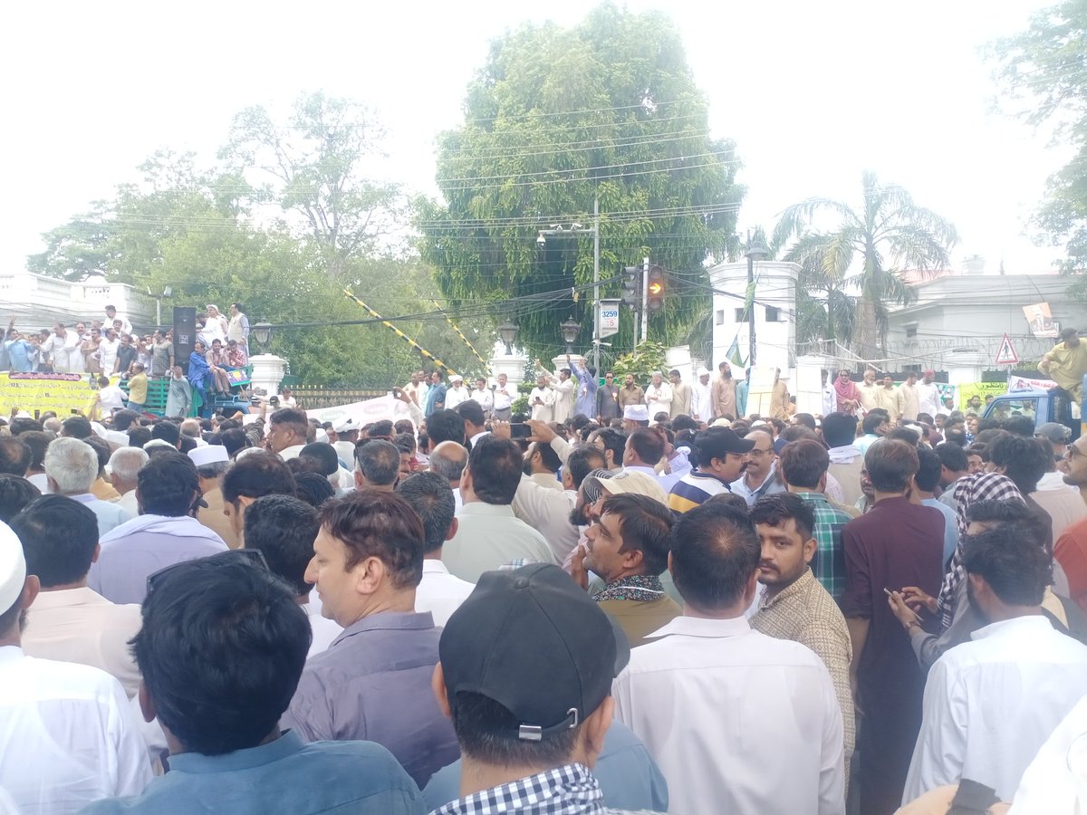 m_aqeelazad's tweet photo. آج کا دن فیصلے کا دن اگر آج دو بجے تک حکومت نے مطالبات نہ مانے تو سیکریٹریٹ کی آمدورفت بند کر دی جائے گی. اور اگیگا قیادت کو گرفتاریاں بھی دینی پڑی تو ہم تیار ہیں. ملازمین اور پینشنرز سے درخواست ہے ہر صورت دھرنے میں پہنچیں.
#چلو_چلو_لاہور_چلو
@MohsinnaqviC42 https://t.co/jyERYNa22S