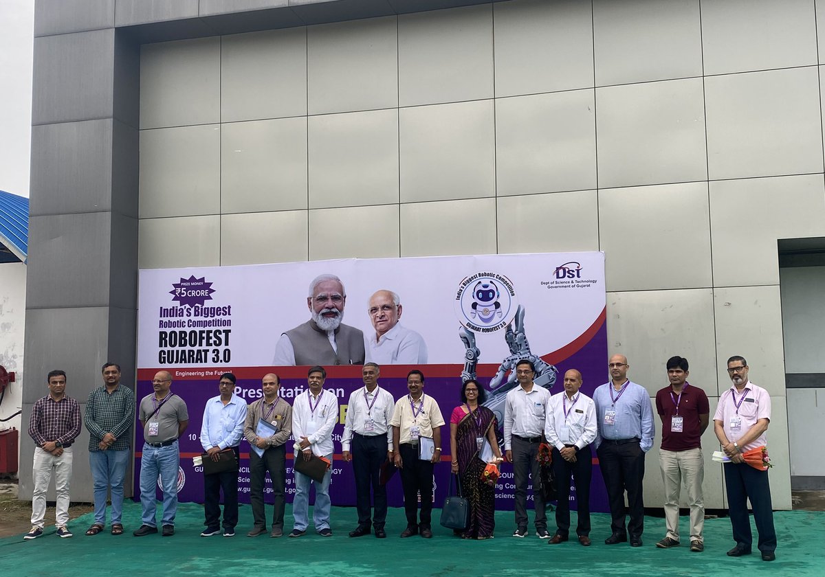 pavitshah's tweet image. There are number of applications like Agriculture, salt cultivation, defence, #Spaceapplication and many more of the Rovers designed by the brilliant young minds! 

Participants of #Robofest 3.0 presenting their proof of Concept to the Technical Advisory Committee. 
@InfoGujcost