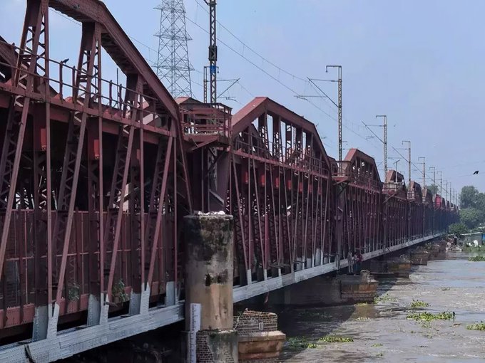 #YamunaLohaBridge : यमुना में बढ़ते जलस्तर को बढ़ता देख लोहा पुल पर ट्रेन के संचालन पर पर लगी रोक...#LatestNews #Trending #RainAlert  #DelhiYamunaRiver  #YamunaRiver