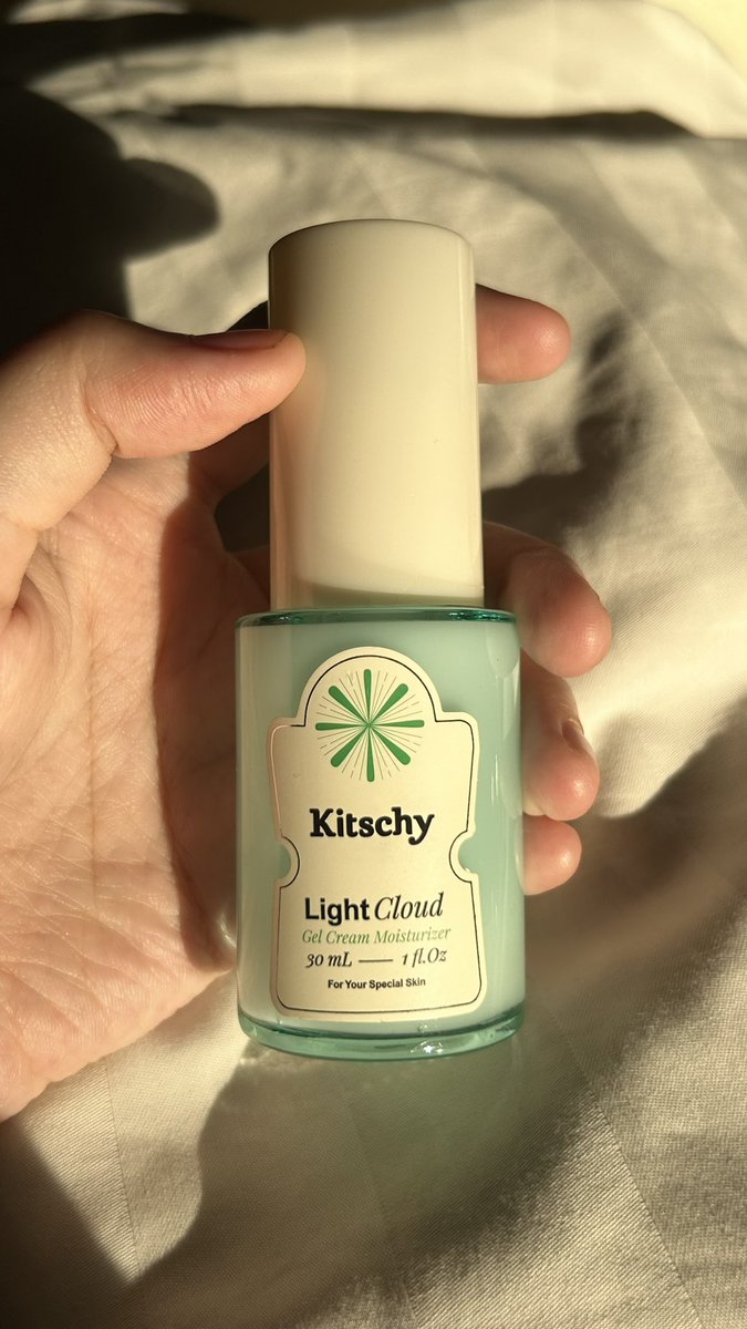 syaciiy's tweet photo. mau review top 3 moisturizer local favoriteku & udah beberapa kali repurchase mereka🥹✨
#racuninskincare #reviewskincare #dorskin #truetoskin #kitschy https://t.co/mXmx3ilu4w