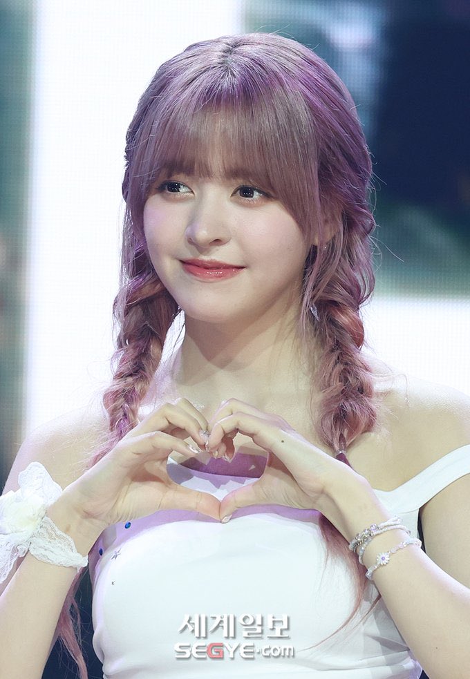 catkyujin's tweet photo. Lily’s new hair colour!!Why is she looking so pretty in it like is there any colour she can’t slay!?🤩💜 https://t.co/WhkVXWhlm3