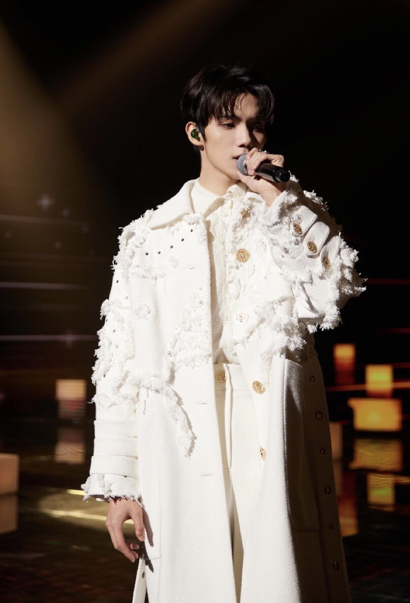 #LuoYizhou's 1st personal EP song "Summer" won the TOP1 on the QQ music index list, surpassing the box office movie ost Lost in The Stars sung by Zhangbichen.