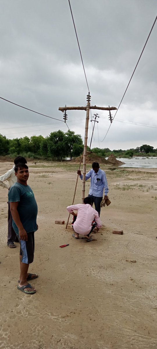 expertnews0's tweet photo. ग्राम सुरसेना ब्लाक वजीरगंज जनपद बदायूं में 11000 की लाइन लकड़ी के बल्ले पर चल रही है जो कि जमीन से मात्र 6 फीट की ऊंचाई पर है लेकिन किसी भी कर्मचारी का ध्यान इस पर नहीं आया यहां पर दुर्घटना की संभावना है @myogiadityanath @aksharmaBharat @UPPCLLKO @MVVNLHQ @mvvnlbudaun https://t.co/jdlrlGJZE9