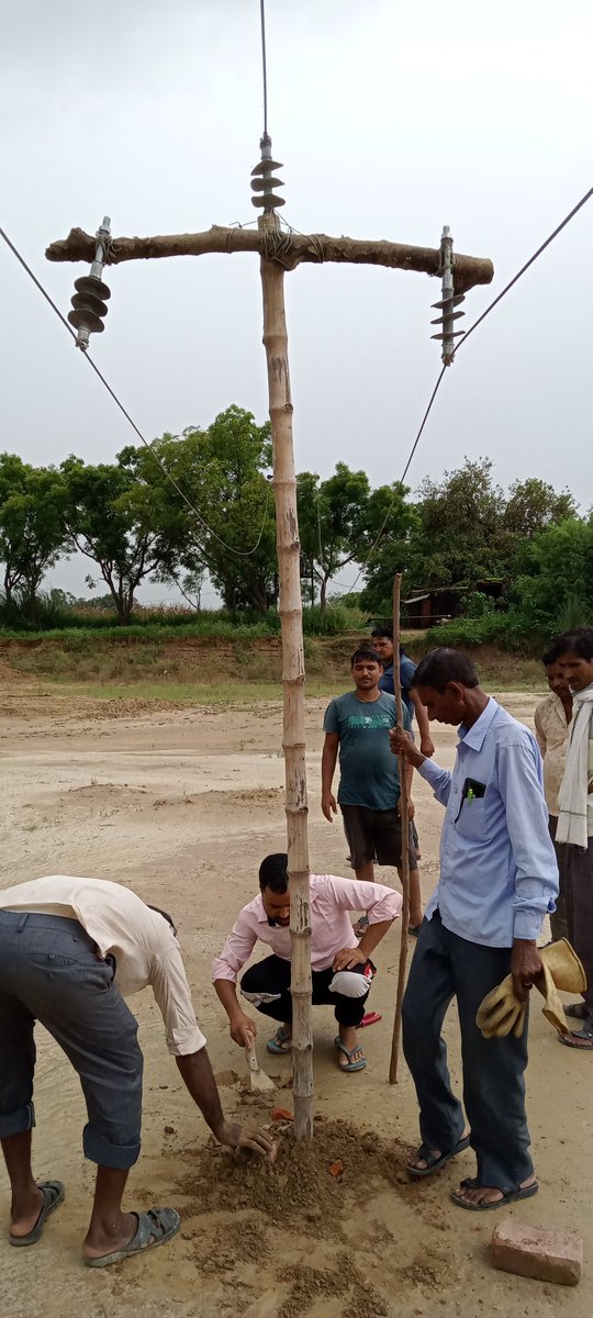expertnews0's tweet photo. ग्राम सुरसेना ब्लाक वजीरगंज जनपद बदायूं में 11000 की लाइन लकड़ी के बल्ले पर चल रही है जो कि जमीन से मात्र 6 फीट की ऊंचाई पर है लेकिन किसी भी कर्मचारी का ध्यान इस पर नहीं आया यहां पर दुर्घटना की संभावना है @myogiadityanath @aksharmaBharat @UPPCLLKO @MVVNLHQ @mvvnlbudaun https://t.co/jdlrlGJZE9