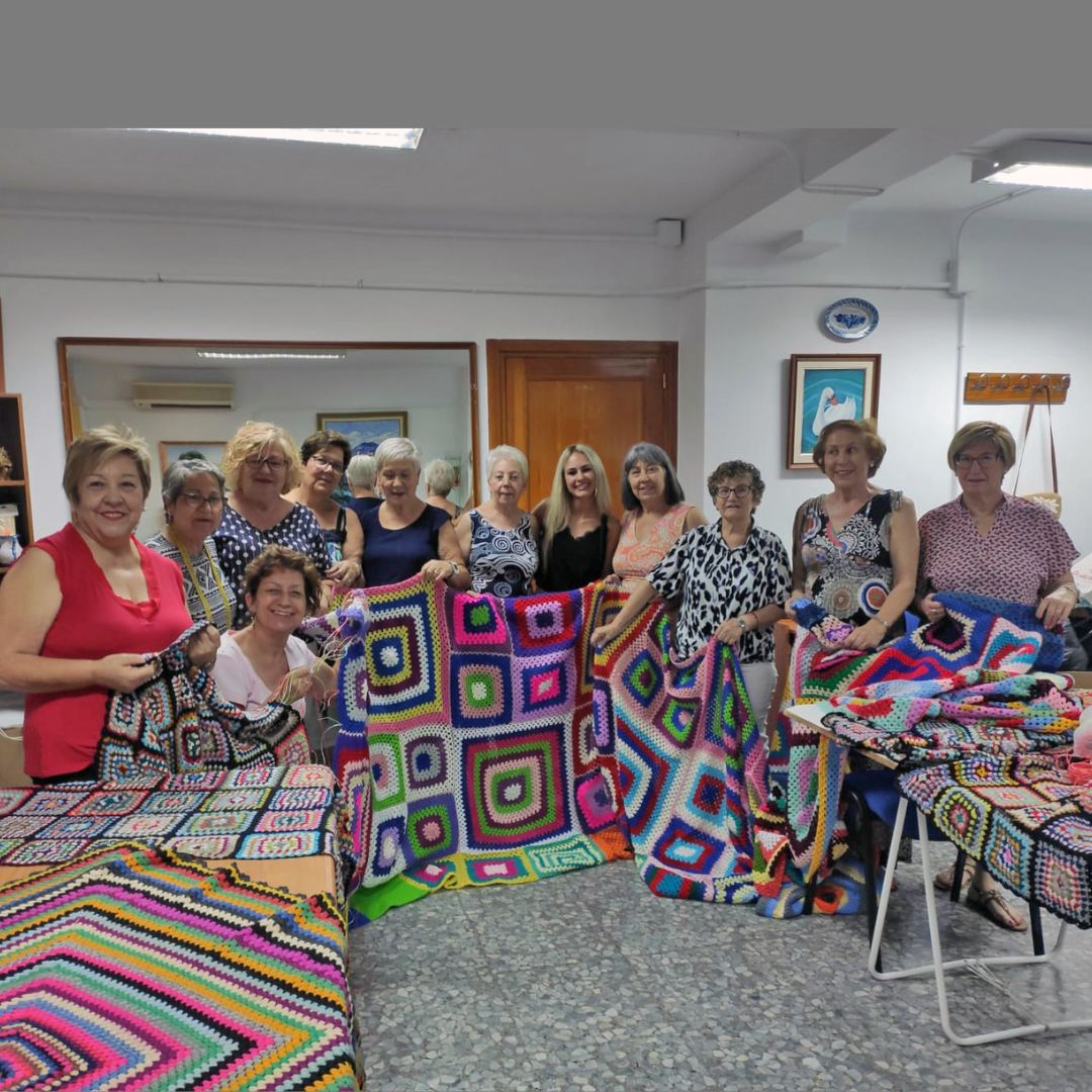 Una de nuestras sombras favoritas, además de los árboles, refresca el céntrico Parque Blas Infante de #Peligros.
El trabajo de la Asociación de Mujeres La Encina adorna su pueblo. Ornamentación y frescor ecológico, tradicional, artesanal y sin plásticos. 😍 💜
¡Enhorabuena!