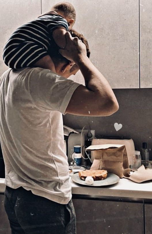 – Hoy se ha pedido el día libre para estar con su criatura. Primer paso, preparar el desayuno juntos.–