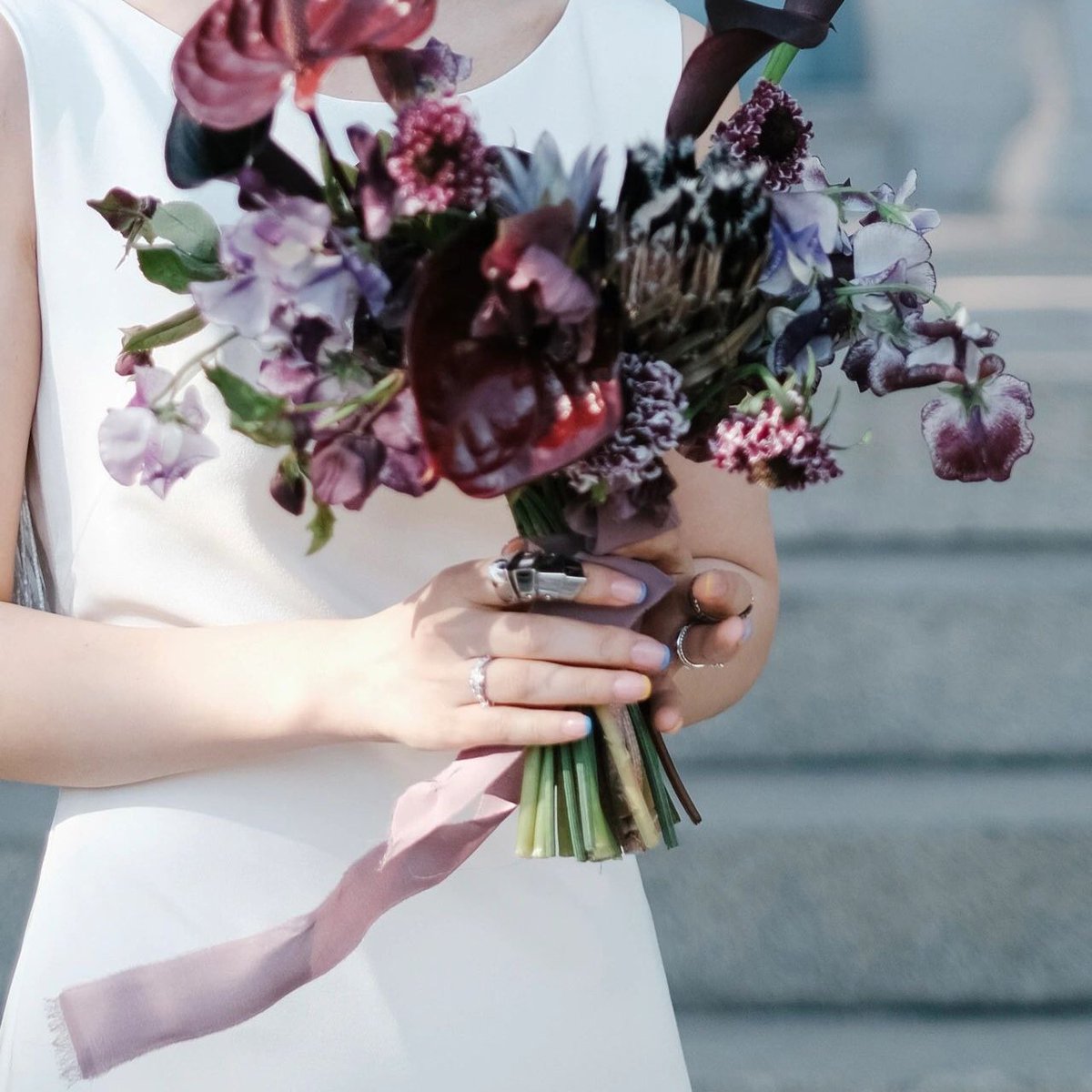 The bouquet tied with silk ribbon is even more beautiful! 💐
.
.
.
#vazasilk #silk #fashion #mulberrysilk #silkribbon #chic #beauty #life #silky #vintage