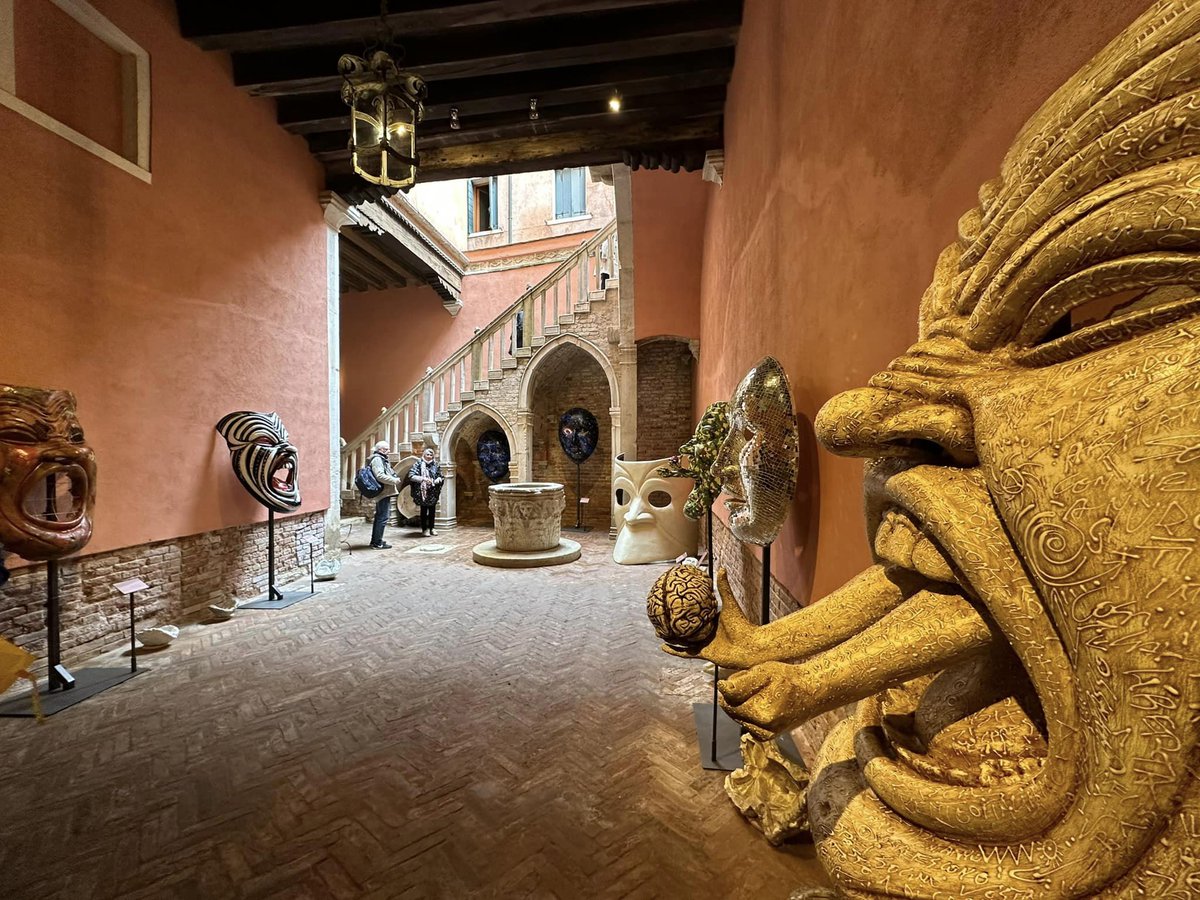 veneziaunica's tweet photo. 🎭 Vieni a scoprire la nuova mostra "IMPRONTE DI UN MASCARER. Luogo spazio e tempo del gesto" presso @Casa_Goldoni!

📅 Aperto tutti i giorni dalle 10.00 alle 16.00 (chiuso il mercoledì)

Prenota il tuo ingresso 👉 https://t.co/HoBpQ6vuXf

@comunevenezia @visitmuve_it https://t.co/820UxAvWEn