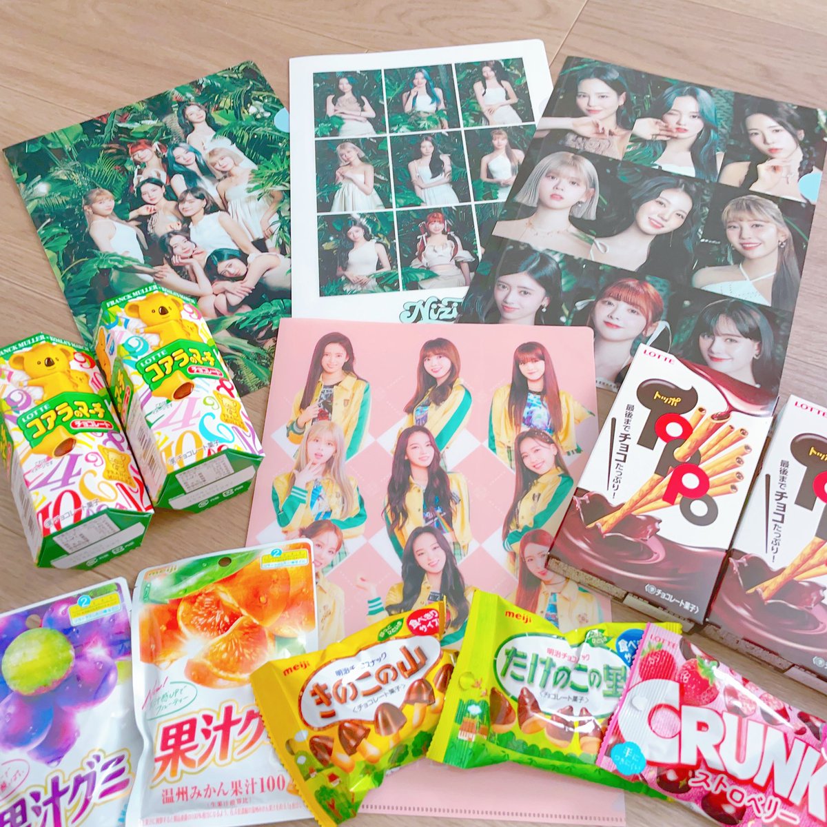 mayumarii's tweet photo. ローソン行って良かった❕
店員さんもNiziU好き🌈で娘とお話しして
おまけでファイルくれたお姉さん優しかった🥹💞
ありがとうございます🌷

ローソンとNiziUのコラボはいつも楽しみにしてるのでまたコラボ企画お願いします🙏
お菓子は全部、娘に取られました😋

#NiziU  #ローソンNiziU https://t.co/SeDo6RYyKm