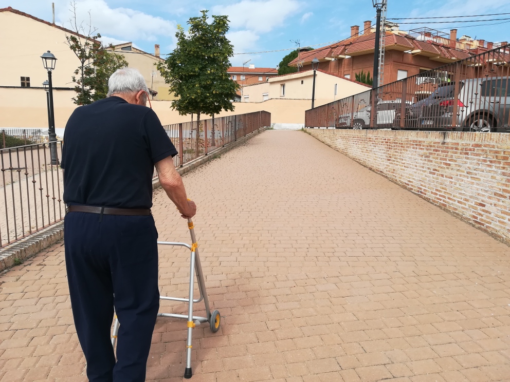 SolidaridadIn's tweet photo. 💫El servicio de Terapia Ocupacional, #programaPPMM, #Torrelaguna #Madrid, está transformando vidas.
💙Nicolás, tiene Parkinson y riesgo de caídas, pero ha retomado su pasión por salir a la calle y relacionarse con sus vecinos.
¡Su motivación es inquebrantable! 💪🌟 https://t.co/5wBfcDbBzP