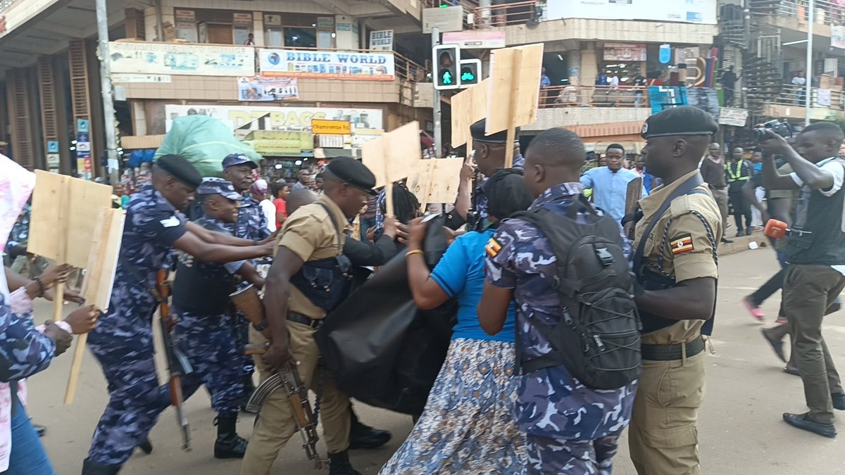 DMClimateView's tweet photo. Uganda Police has this morning brutally arrested 4 @stopEACOP activists. 3 of them are mothers. @PoliceUg should simply respect the right to protest this project is a disaster to the people of East Africa and we should all say no to #EACOP https://t.co/7mDcYpCDeP