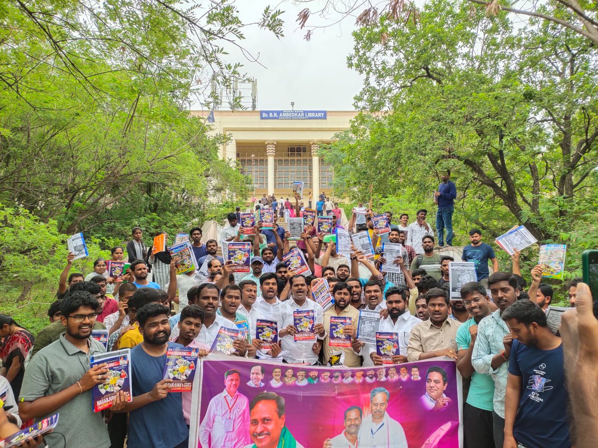 GadarajuBRSV's tweet photo. రైతు బంధు సమితి అధ్యక్షులు,MLC డా.పల్లా రాజేశ్వర్ రెడ్డి గారి జన్మదిన వేడుకలను పురస్కరించుకుని ఓయూ డా.బి.ఆర్.అంబెడ్కర్ లైబ్రరీ ఆవరణలో BRSV రాష్ట్ర ప్రధాన కార్యదర్శి గదరాజు చందు ఆధ్వర్యంలో పోటీ పరీక్షలకు సంబంధించిన నాలుగు రకాల పుస్తకాలను విద్యార్థులుకు బహుకరించడం జరిగింది.@KTRBRS https://t.co/FnPxZnJSoM