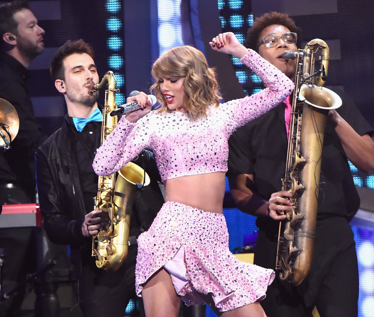 besttofswift's tweet photo. I stay out too late 🎷 https://t.co/pHnK5sJANF