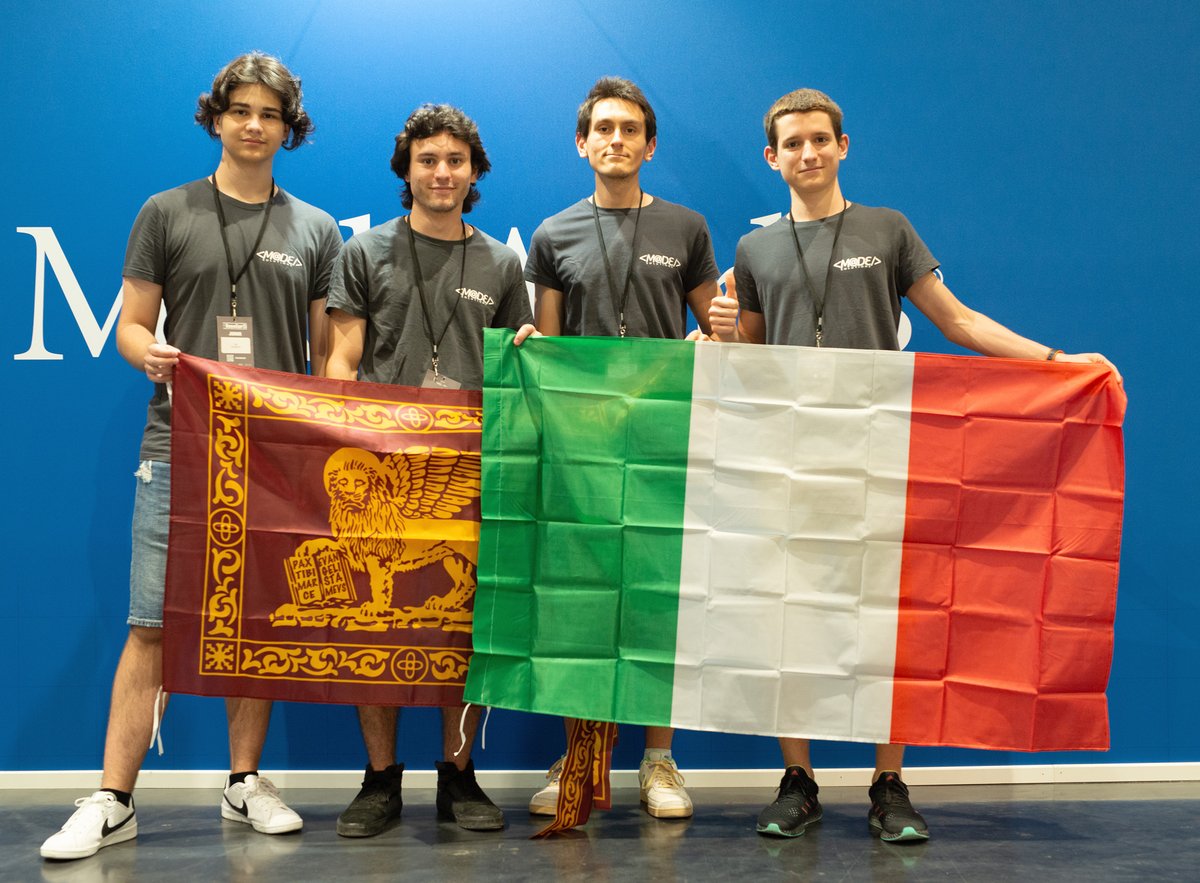 Campioni del mondo! 🏆🤖 Alin e Michele, neo diplomati al Vito Volterra di San Donà di Piave vincono i mondiali di #robotica @RoboCup2023 a Bordeaux nella categoria #RescueSimulation. Il team è stato selezionato a #RomeCup2023 @CampusBioMedico @Roma. ➡️mondodigitale.org/notizie/campio…